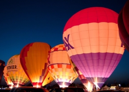 Werbeballons bei Nacht. Aufschrift Führende Druckerei für Digitaldruck für Unternehmen