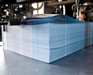 Papierstapel in einer Verarbeitungsmaschine.